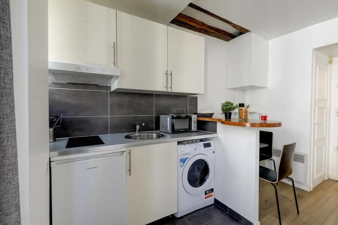 Le Marais Republique Studio - Cityapartmentstay Paris Apartment